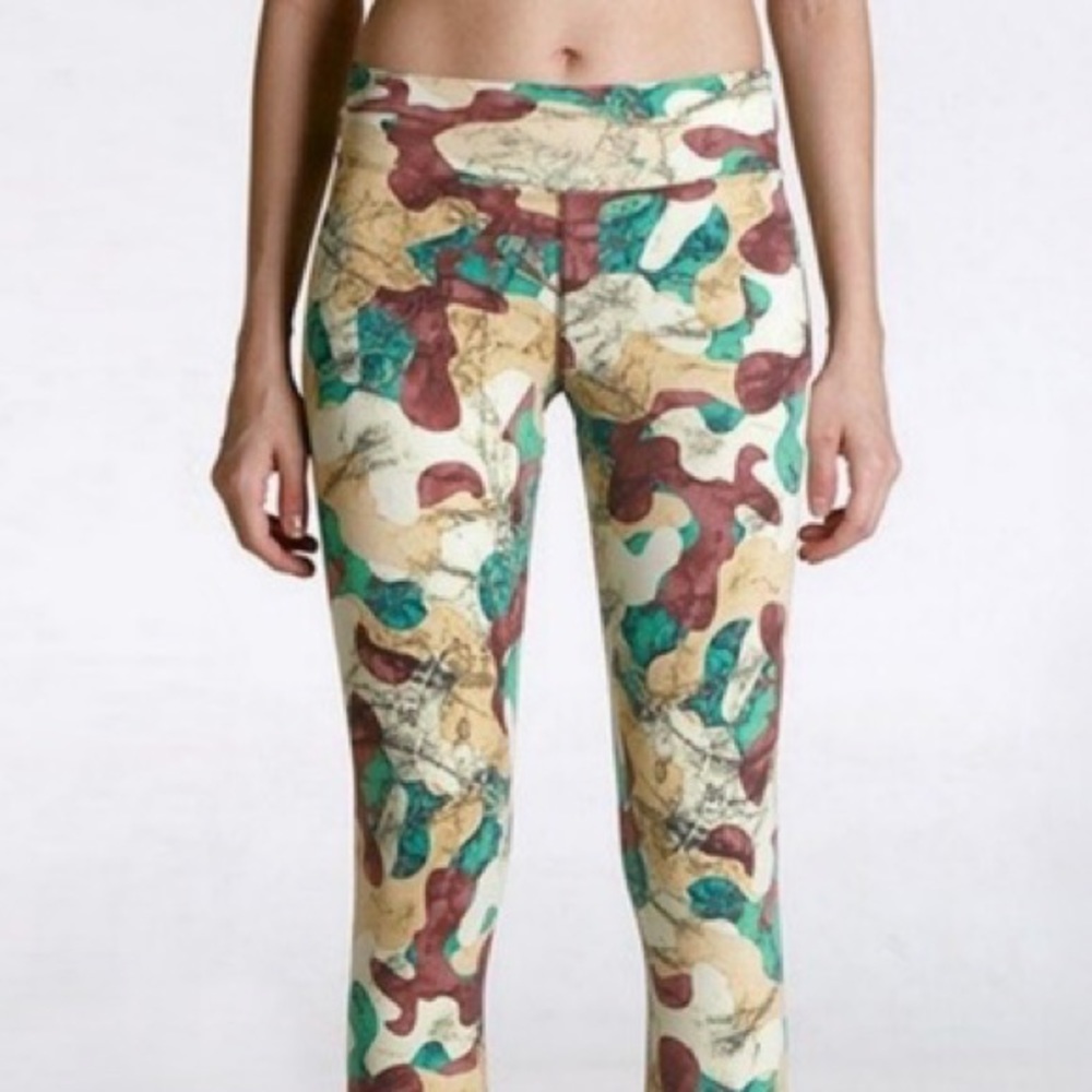 NWT Dona Jo Capri leggings